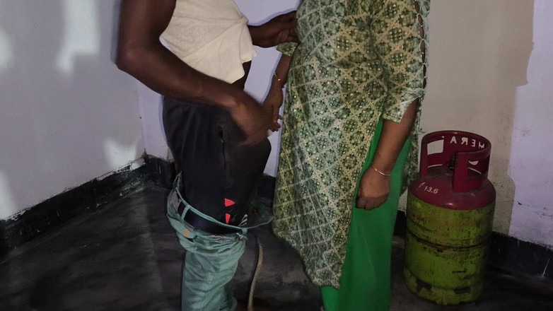 SAFI TV: 継母が野菜を切っているので、私は彼女を抱きしめてお尻を突き始めました