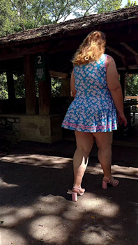 Jamdown26_da0603 - ミニドレスとヒールを履いて公園を歩くホットセクシーなBBWの写真