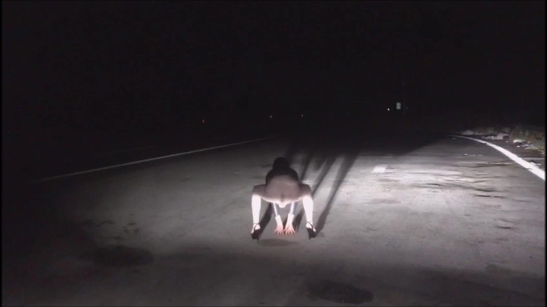SusyTrav_AnalQueen: Dziwka Walk Fetysz ubrany po stronie autostrady prawie nago