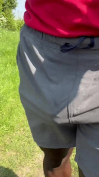 Este 26 gradul C. în pantalonii mei scurți și nu poartă lenjerie intimă. Topul meu, de asemenea, vine