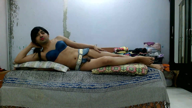 Cute & Nude Crossdresser: 甜美的娘娘腔变装者femboy Sweet棒棒糖与牛仔比基尼在床上。