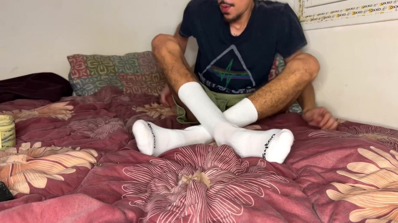 ARAB HUNG TWINK: Kom mijn tweelingvoeten en pik aanbid en kijk hoe ik...