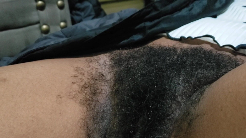 Lovemina: Hairy Pussy Babe cieszy się odważnym i zmysłowym doświadczeniem z...