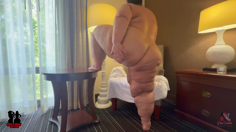 Reds BBW Hotties: Grandota Te Habla Mientras Juega Con Juguete