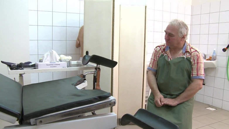 Dirty wish with teen: Dívka jde ke starému doktorovi, který ji ošuká při operaci...