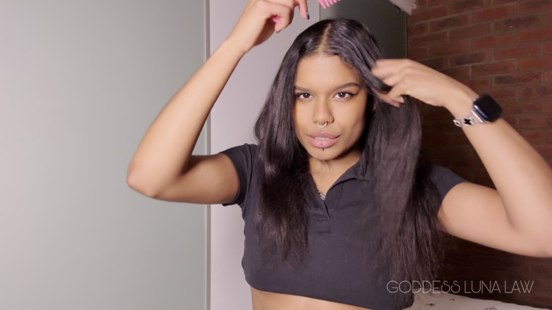 Goddess Luna Law: Spazzolatura dei capelli