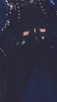 MILF bertetek besar semula jadi dalam pakaian fetish getah lateks berkilat. Arya Grander