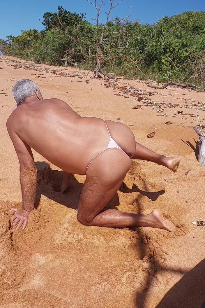 Ladysilvas: Ladysilva Crossdress – Si jalang panas dalam seluar dalam di pantai