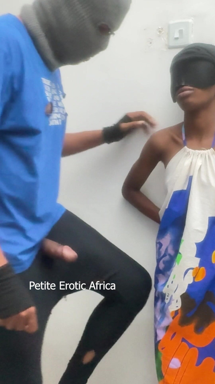 Petite Erotic Africa: Слишком туго, чтобы попасть внутрь