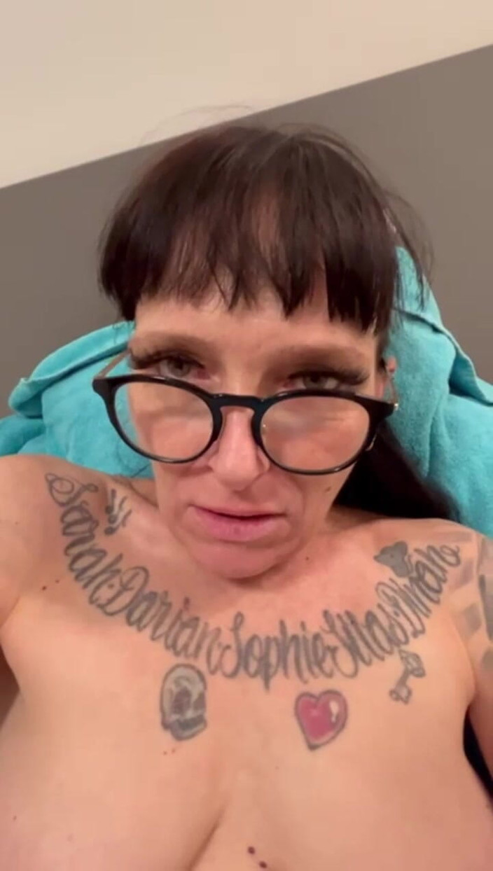 aewin11: Wett amcığımla oynuyorum