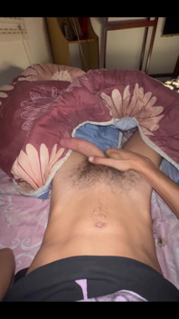 Twink-ului slab s-a trezit cu un Big Boner