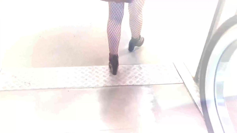 Miss Creamy: Vibrador remoto no shopping eu controlo a buceta da professora...