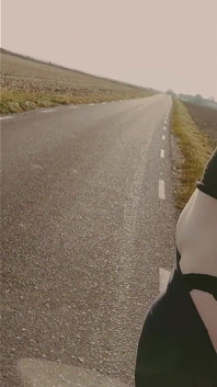 Een wandeling langs de weg maken en een enorme cumshot spuiten