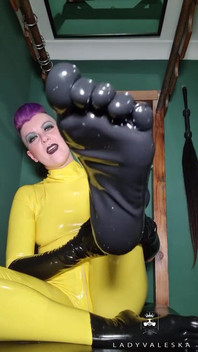 라텍스 발과 라텍스 장갑 숭배