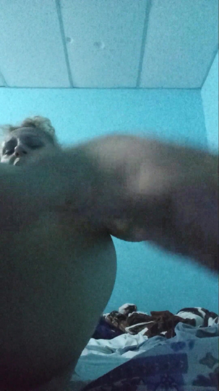 Lobicam: Я иду в брызгах, я мастурбирует с расческой