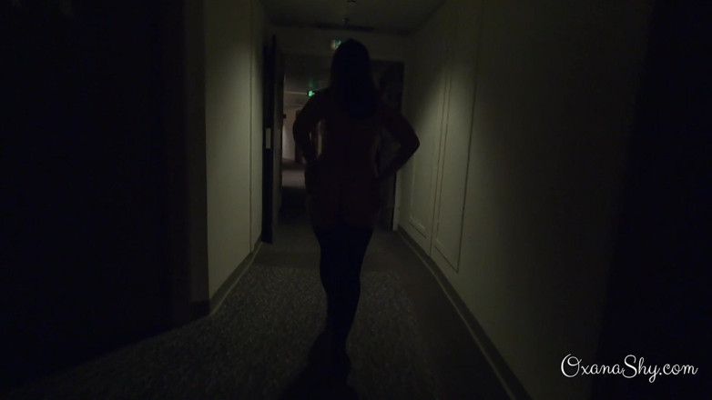MILF Oxana: Caught naked in a hotel hallway