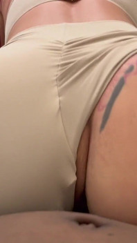 MILF con il culo enorme che rotola sul cazzo in pantaloncini incastrati nel culo.