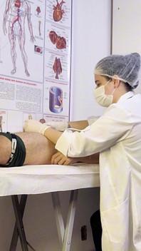 Pacjent staje się sztywny przed pielęgniarką podczas badania