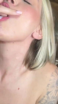 Je prends une grosse bite noire sur mes seins