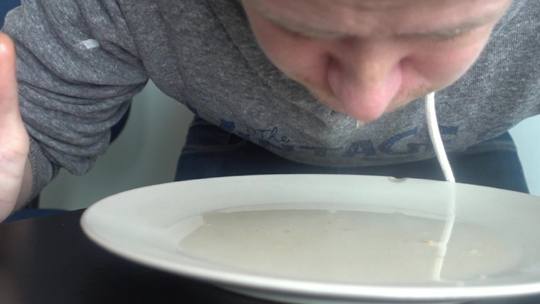 Food Pissplay: Ich pinkle auf eine Pizza, um sie zu essen