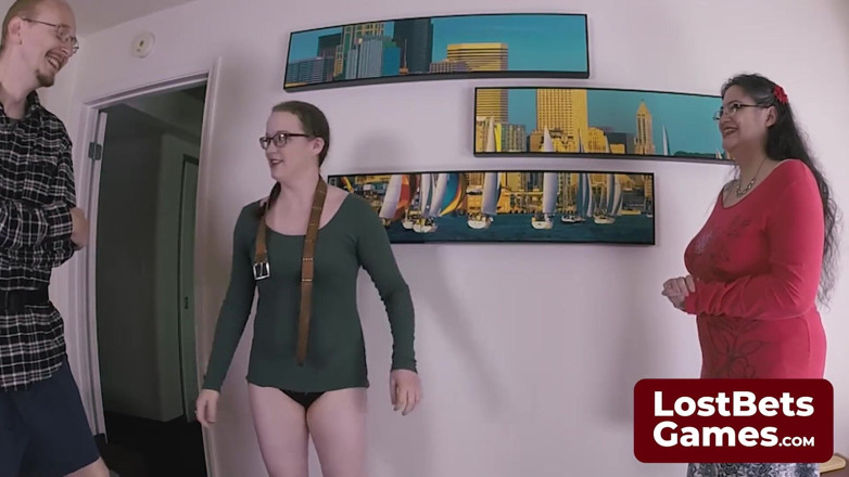 Lost Bets Games: Eles mergulham em tesouras de papel de strip com entusiasmo...