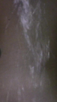 Modelo de bikini de playa se desnuda y se ducha
