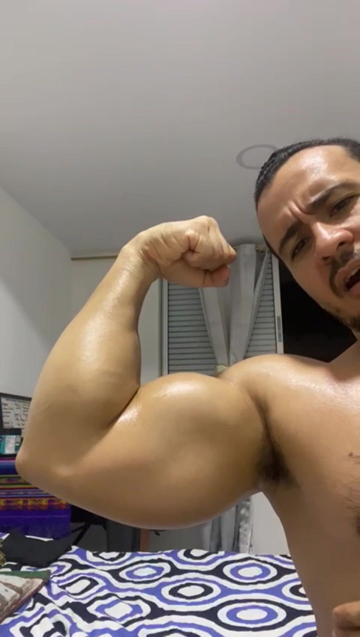 Christian_colombian: 엄청 성욕 강한 라틴계에 대한 근육 숭배