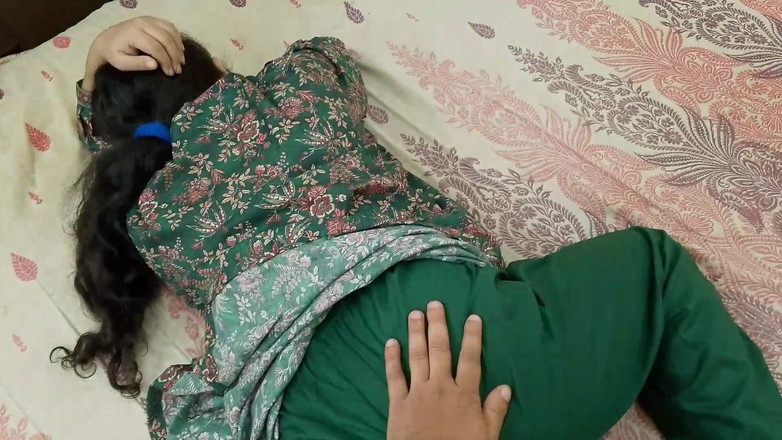 QueenbeautyQB: Красива домашня дружина Дезі була готова до сексу