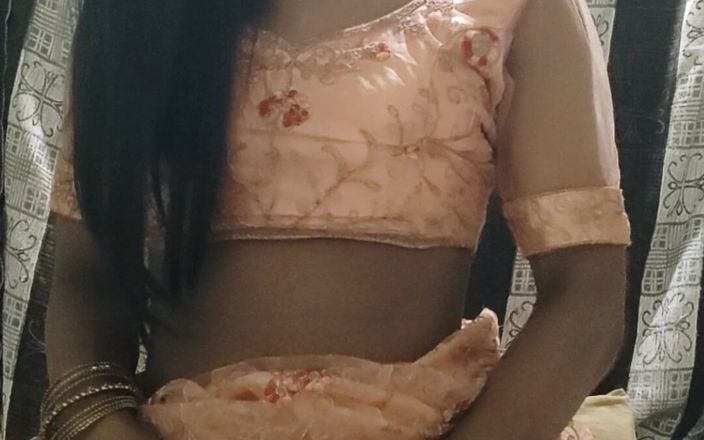 Keerthanakeerthi95: 德西印度人妖在传统的 lehanga 中射精并吞下她自己的精液