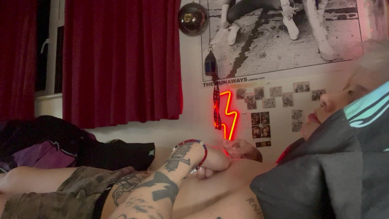Glitterqueen1999: Spiel mit Edging-nippelspiele, nippel twisting, kommen, Goth Tattoos, piercings