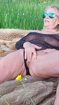 La Nonna Si Eccita Masturbandosi E Urlando Fuori!