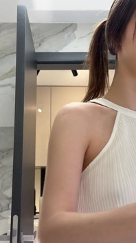 Nejžhavější brunetka Babe Beautiful Girl v koupelně miluje předvést svou kundičku a roztomilý zadek pod minisukní