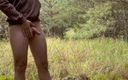 Apomit: Юный паренек показывает без штанов в лесу во время дождя