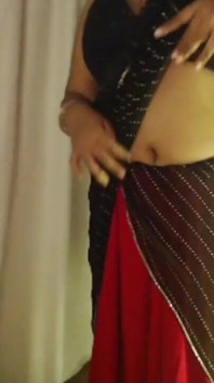 Desi heiße mädchen möpse drücken nackte sexy show.