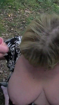 Rijpe blondine met enorme natuurlijke tieten houdt ervan om meerdere pikken in het bos te zuigen als ze achtervolgt