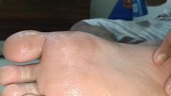 Fetish guys: Tachinare cu fetiș solo cu picioare netede, unse cu ulei