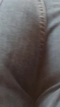 Peituda gordinha peidando acima de você em jeans