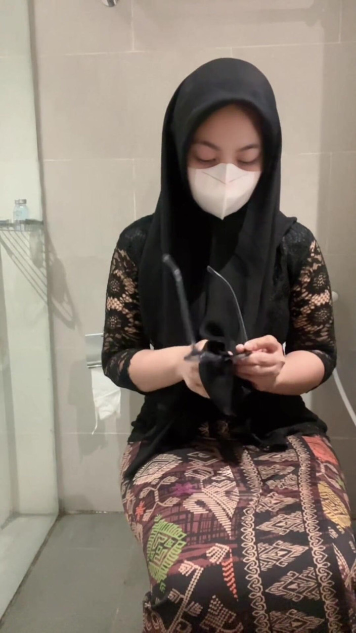 Biancaid: Sexig vit Kebaya-hijabflicka leker i toaletten tills Squirt