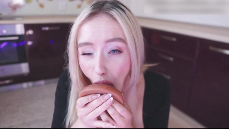 AnnaReyBlonde: Šukej tuto nadrženou dívku v kundičce a stříkej hluboko do...