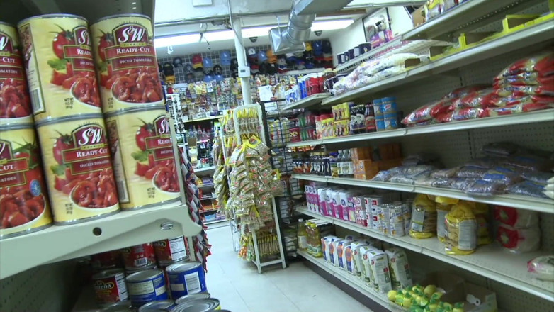 Content Candy: Grande bunda loira gata fodida em uma loja de conveniência