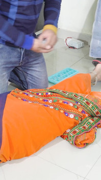 Schattige Saree Bhabhi wordt stout met haar Devar voor ruige en harde anale seks na ijsmassage op haar rug in het Hindi