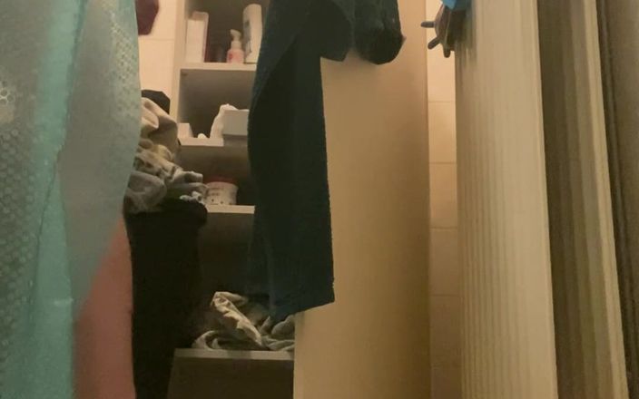 House mate: Typ pisst hose und fickt sein eigenes arschloch