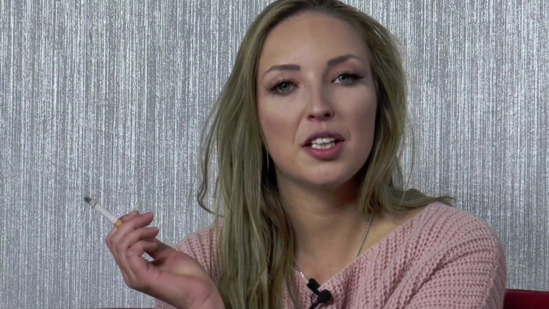 MMV Deutschland Porno: Velký zadek MILFky v síťovaných punčochách bere ptáka do úst a...