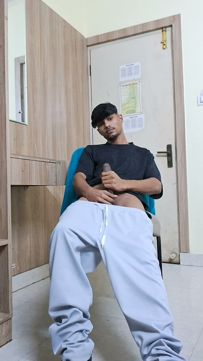 Twink king: Masterbation d’un garçon avec des jumelles