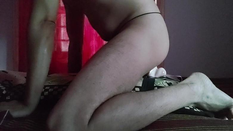 Slimmy_Sree: 年轻可爱的同性恋骑乘假阳具和快速