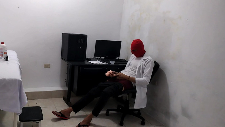 Goky: La dottoressa perversa si masturba dopo aver trattato un paziente...