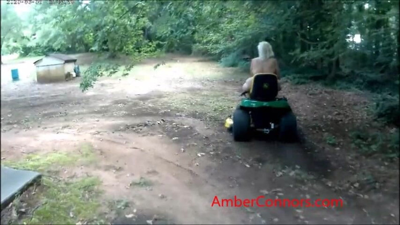 Amber Connors: Pemenggala rumput telanjang