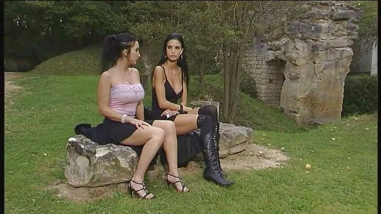 Fuck me Hard: Un mec la penche et lui baise le cul pendant...