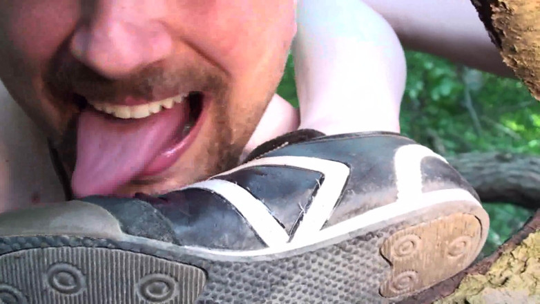 Foot Girls: Lo schiavo lecca le scarpe sporche pulite