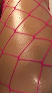 İki esmer ve sarışın orta yaşlı seksi kadın ateşli amcıklarına seks oyuncaklarıyla mastürbasyon yapmayı ayarlıyor
